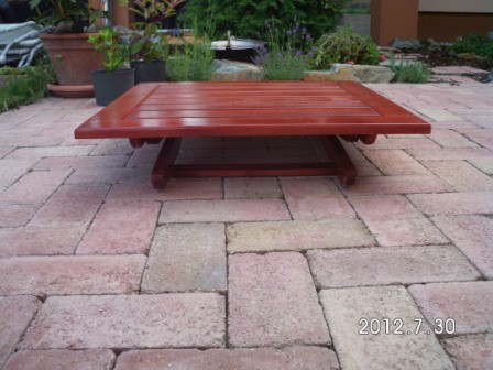 Összecsukott keményfa asztal